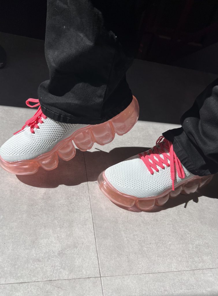 5252 by O!Oi x atmos pink コラボビックロゴプルオーバー